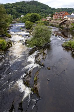 LLANGOLLEN, DENBIGHSHIRE, WALES - 11 Temmuz 2021 'de Galler' in LLangollen kentinde Dee nehri boyunca manzarası
