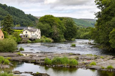 LLANGOLLEN, DENBIGHSHIRE, WALES - 11 Temmuz 2021 'de Galler' in LLangollen kentinde Dee nehri boyunca manzarası