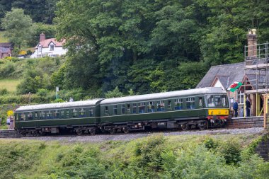 BERWYN, DENBIGHSHIRE, WALES - 11 Temmuz 2021 'de Berwyn, Galler' deki eski istasyonda tren