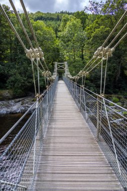 BERWYN, DENBIGHSHIRE, WALES - 11 Temmuz 2021 'de Galler, Berwyn' deki Zincir Köprüsü manzarası
