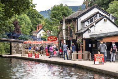 LLANGOLLEN, DENBIGHSHIRE, WALES - 11 Temmuz 2021 'de Llangollen Kanalı' ndaki çay odası. Tanımlanamayan kişiler