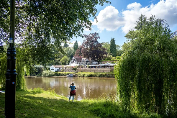 Shrewsbury Shropshire 7月13 2021年7月13日 イギリス シュロップシャー州シュルーズベリーにある川の七人の女性による写真撮影 未確認の人 — ストック写真
