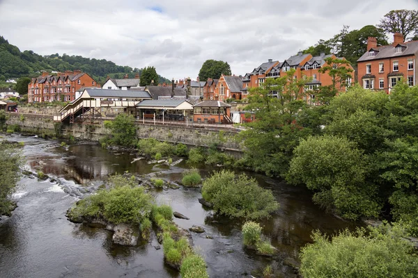 Llangollen Denbighshire Wales July 2021年7月11日穿过迪伊河到达威尔士长江口的老车站 — 图库照片