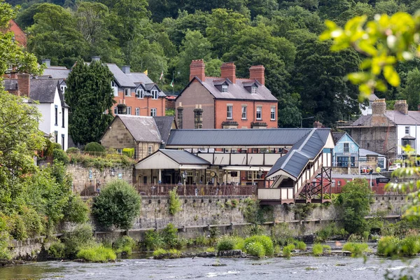 Llangollen Denbighshire Wales Června Pohled Přes Řeku Dee Staré Nádraží — Stock fotografie