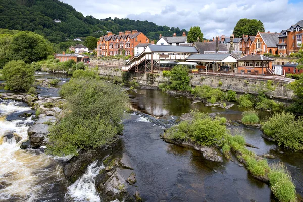 Llangollen Denbighshire Wales July 2021年7月11日穿过迪伊河到达威尔士长江口的老车站 — 图库照片