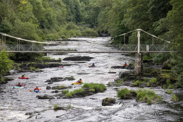 Berwyn Denbighshire Wles 7月11日 人々は7月11日にウェールズのバーウィンのChainbridgeによってカヤックをします 未確認の人 — ストック写真