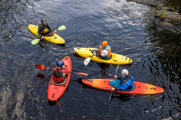 Berwyn Denbighshire Wales Julio Gente Navegando Kayak Por Río Dee — Foto de Stock