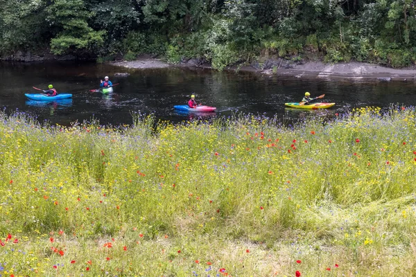 Berwyn Denbighshire Wles 7月11日 人々は7月11日にウェールズのバーウィンで川でカヤックをします 正体不明の4人 — ストック写真