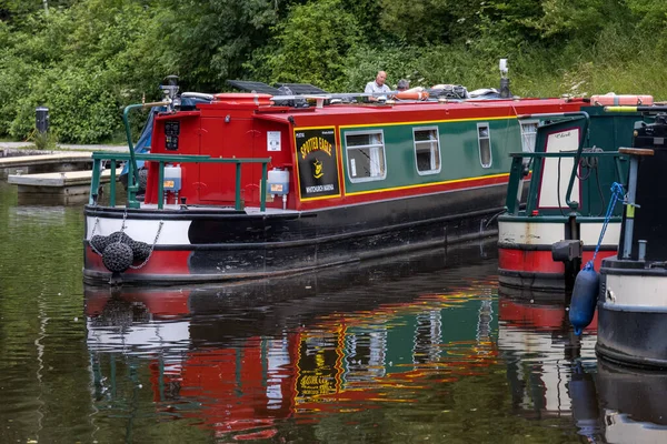 Llangollen Denbighshire Wles 7月11日 7月11日にウェールズのLlangolen近くのLlangolen運河の狭いボート 正体不明の二人 — ストック写真