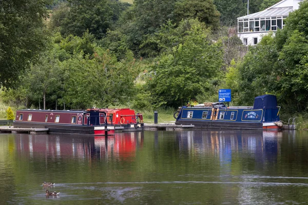 Llangollen Denbighshire Wales Juli Smala Båtar Llangollen Kanalen Nära Llangollen — Stockfoto