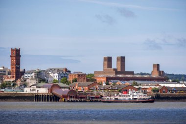 BIRKENHEAD, WIRRAL, UK - 14 Temmuz 2021 'de Mersey üzerinden Birkenhead, Wirral, İngiltere' deki Feribot terminaline bakın. Tanımlanamayan kişiler