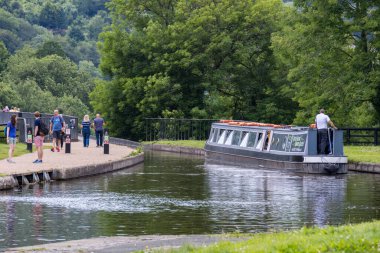 TREVOR, WREXHAM, WALES - 15 Temmuz 2021 'de Trevor Havzası' nın Trevor, Wrexham, Galler 'deki görüntüsü. Tanımlanamayan kişiler