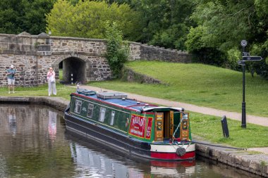 TREVOR, WREXHAM, WALES - 15 Temmuz 2021 'de Trevor Havzası' nın Trevor, Wrexham, Galler 'deki görüntüsü. Kimliği belirsiz iki kişi.