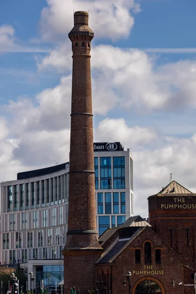 Liverpool Storbritannien Juli Gamla Och Nya Byggnader Hamnen Liverpool England — Stockfoto