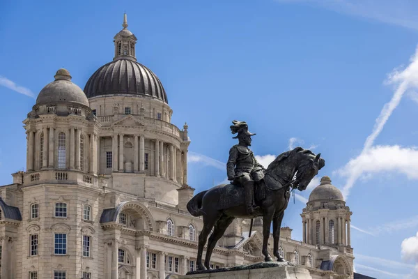 Liverpool Lipiec Statua Edwarda Vii Przed Budynkiem Royal Liverpool Anglia — Zdjęcie stockowe