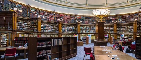 Liverpool Lipiec Tradycyjna Biblioteka Drewna Panelowego Liverpoolu Anglia Lipca 2021 — Zdjęcie stockowe