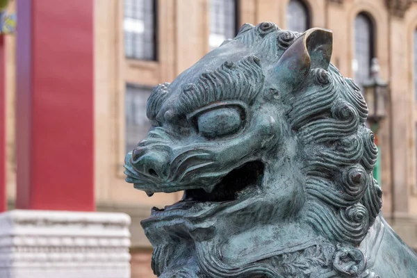 Liverpool July Chinese Lion Statues Guarding Entrance Chinatown Liverpool England — Stock Photo, Image