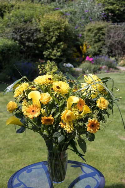 Yellow Flowers Vase Garden Table — Stock Photo, Image