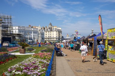 EASTBOURNE, EAST SUSSEX, İngiltere - 29 Temmuz 2021 'de Eastbourne, Doğu Sussex' teki gezinti güvertesi boyunca görüntüle. Tanımlanamayan kişiler