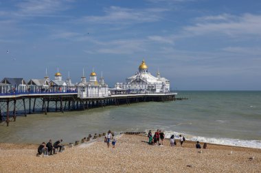 EASTBOURNE, EAST SUSSEX, İngiltere - 29 Temmuz 2021 'de Doğu Sussex' teki Eastbourne Rıhtımı. Tanımlanamayan kişiler