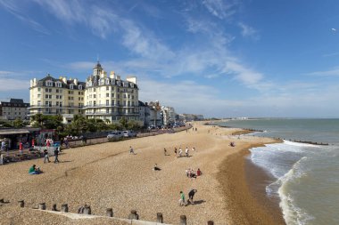 EASTBOURNE, EAST SUSSEX, İngiltere - 29 Temmuz 2021 'de Eastbourne Rıhtımı' ndan Doğu Sussex 'teki Queens Hotel' e doğru görüş. Tanımlanamayan kişiler