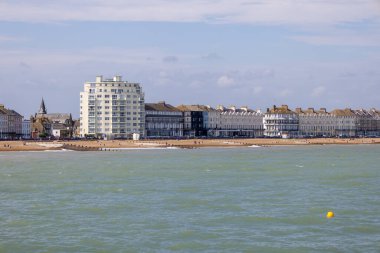 EASTBOURNE, EAST SUSSEX, İngiltere - 29 Temmuz 2021 'de Doğu Sussex' teki Eastbourne 'un Skyline' ı. Tanımlanamayan kişiler