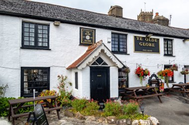 BERRYNARBOR, DEVON, İngiltere - 17 AĞUSTOS: 17 Ağustos 2021 'de Devon' daki Berrynarbor köyündeki Ye Olde Globe barının görüntüsü