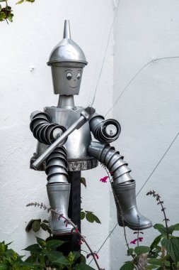 BERRYNARBOR, DEVON, İngiltere - 17 Ağustos 2021 'de Devon' daki Berrynarbor köyünde saksı adam