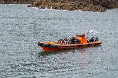 ILFRACOMBE, DEVON, İngiltere - 18 Ağustos 2021 'de Ilfracombe, Devon' da tekne gezisinin tadını çıkaran turistler. Tanımlanamayan kişiler