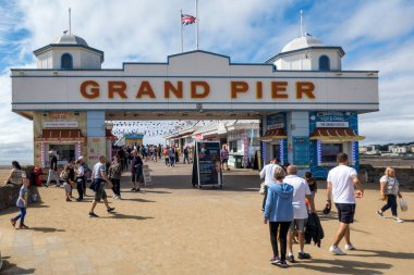 Weston Supermare, Devon 'da 18 Ağustos 2021' de Weston Supermare Grand Pier 'ın görüntüsü. Tanımlanamayan kişiler