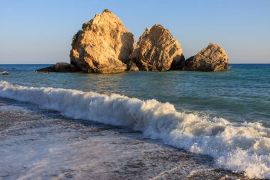 Kıbrıs sahil off büyük kayalar