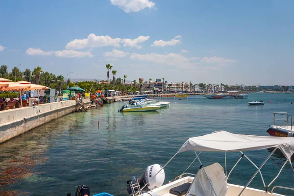 PAPHOS, CYPRUS, GREECE - 22 Temmuz: Kıbrıs Rum Kesimi 'nde 22 Temmuz' da deniz manzarası. Tanımlanamayan kişiler