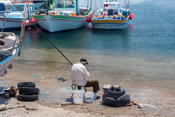 Paphos Kypros Kreikka Heinäkuu Vanha Mies Valmistautuu Kalastamaan Rannalta Pafos — kuvapankkivalokuva