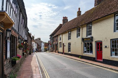 ALFRISTON, SUSSEX, İngiltere - 13 Eylül 2021 tarihinde Doğu Sussex, Alfriston 'daki ana caddedeki dükkan ve binaların görüntüsü. Tanımlanamayan kişiler
