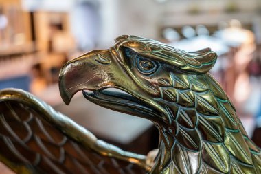 ALFRISTON, EAST SUSSEX, İngiltere - 13 Eylül: Kartal kürsü St Andrews Kilisesi, Alfriston, Doğu Sussex 13 Eylül 2021