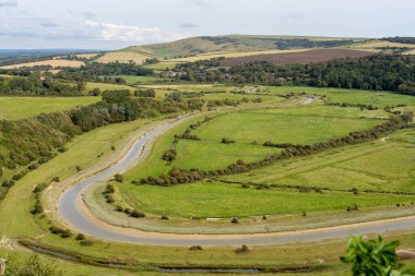 Sussex 'in yüksek ve yüksek perspektifinden Cuckmere nehir vadisi manzarası