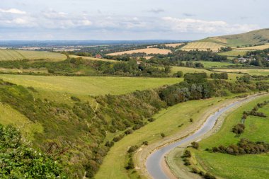 Sussex 'in yüksek ve yüksek perspektifinden Cuckmere nehir vadisi manzarası