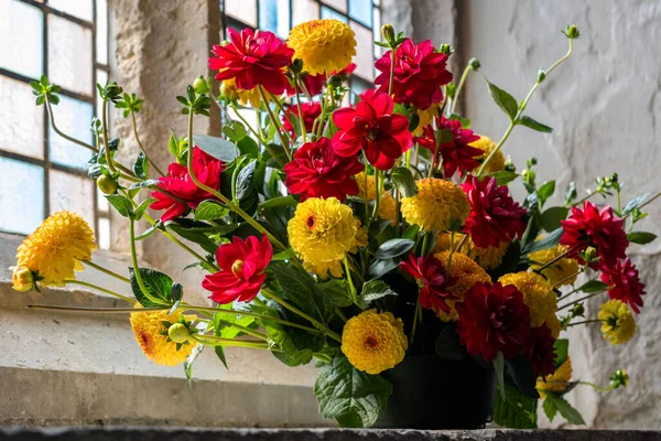 Floral Arrangement Vibrant Red Yellow Cut Flower Dahlias — Stock Photo, Image