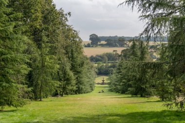 TUNBRIDGE WELls, KENT, UK - 17 Eylül 2021 'de Tunbridge Wells, Kent' teki Dunloran Park 'ın görüntüsü. Tanımlanamayan kişi