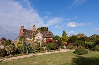 WISBOROUGH GREEN, BATI SUSSEX, İngiltere - 15 EKİM: Wisborough Green, Batı Sussex 'te arzu edilen müstakil ev 15 Ekim 2009