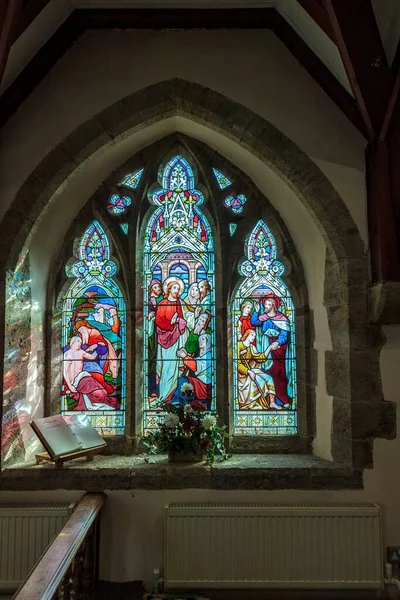 Wisboroough Green West Sussex 10月15日 10月15日 西サセックス州ウィズバラの聖ピーター ヴィンクラ教会のステンドグラス窓 — ストック写真