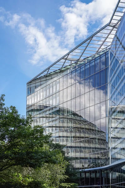 Reflexão da Câmara Municipal de Londres a partir de um edifício adjacente — Fotografia de Stock