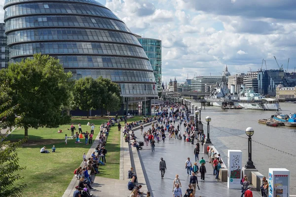 Vista da Câmara Municipal de Londres e passeio marítimo — Fotografia de Stock