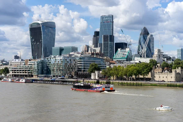 伦敦金融城的现代体系结构的视图 — 图库照片