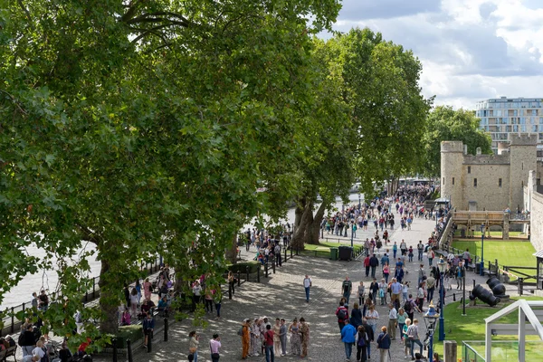 Udsigt over promenaden ved Tower of London - Stock-foto