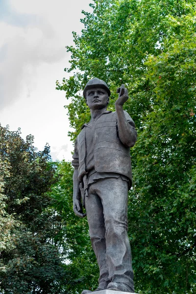 Bronzen monument "bouwvakker" in de buurt van tower hill in Londen — Stockfoto