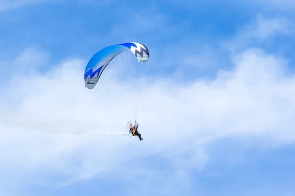 Powered hang glider at Shoreham Airshow — Stock Photo, Image