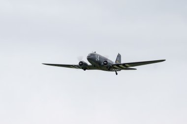Douglas c-47a skytrain n147dc uçan shoreham Havaalanı üzerinden