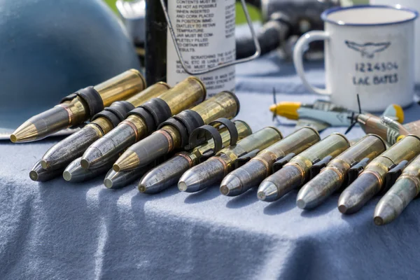 Alte Munition aus dem Zweiten Weltkrieg auf dem Shoreham-Flugplatz ausgestellt — Stockfoto