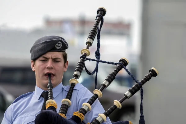 Doedelzak speler in de lucht opleiding corp band op shoreham airsho — Stockfoto